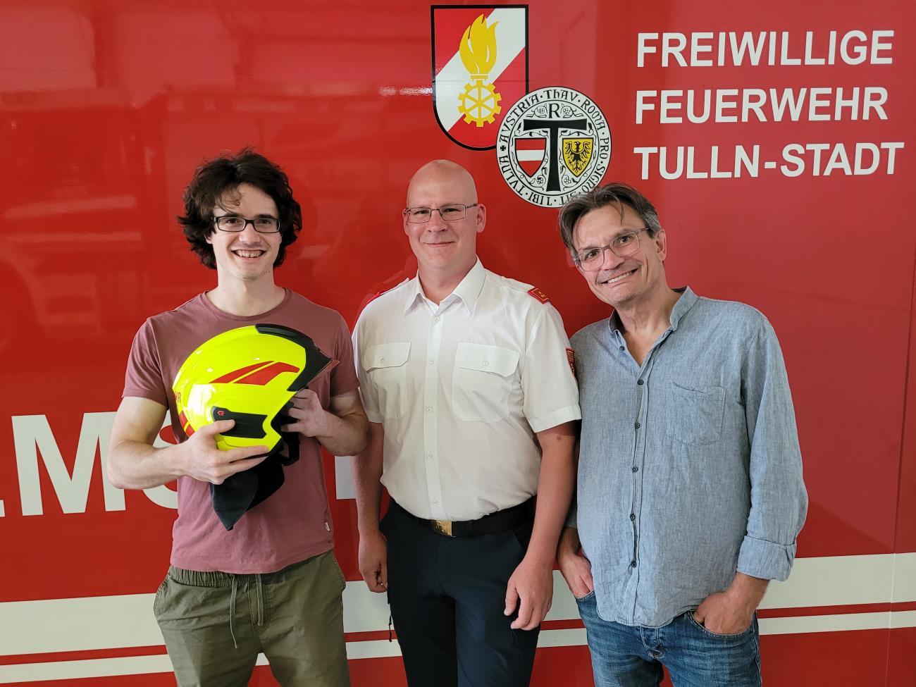 Lucas und Thomas (webshapers) with commander Ofner and the helmet