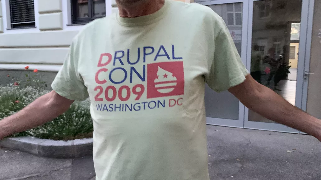 Thomas presenting the t-shirt he is wearing, which says: "DrupalCon 2009 Washington DC".