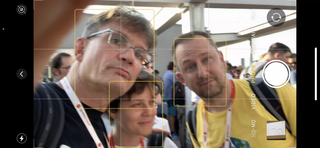 Drei Freunde halten einen freudigen Moment in einem Selfie bei den Drupal Dev Days 2023 fest.