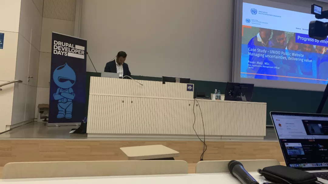 Pavan hält am Podium der Universität Wien seine Session