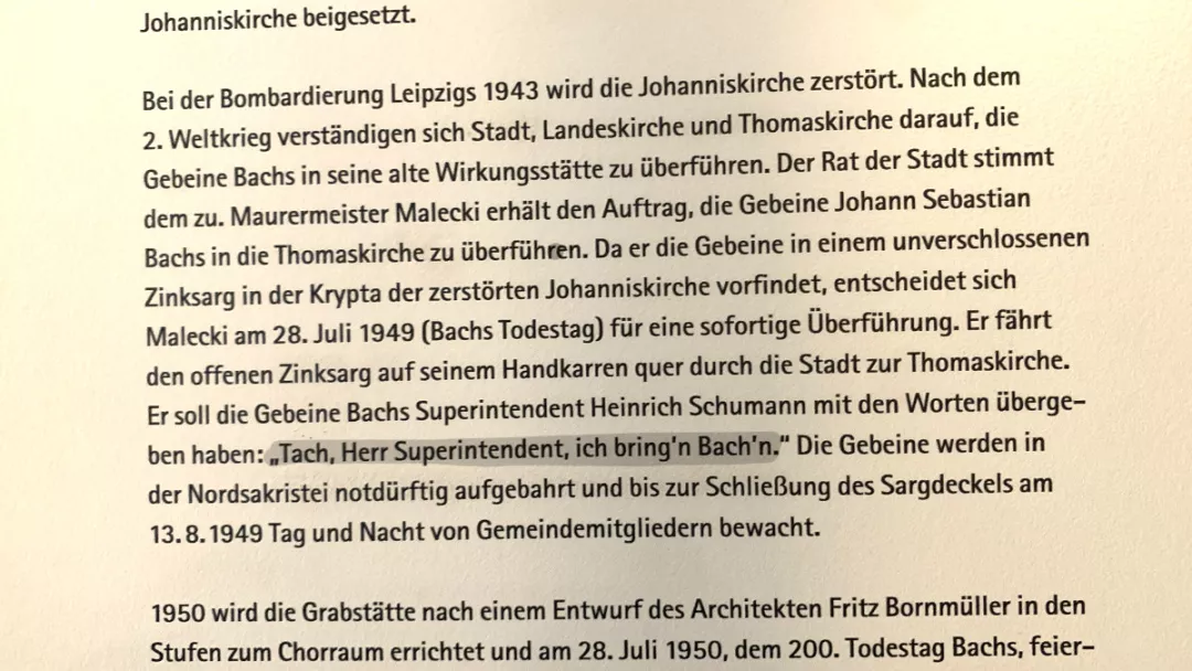 "Tach, Herr Superintendent, ich bring'n Bach". Information am Bach Grab in der Thomaskirche.