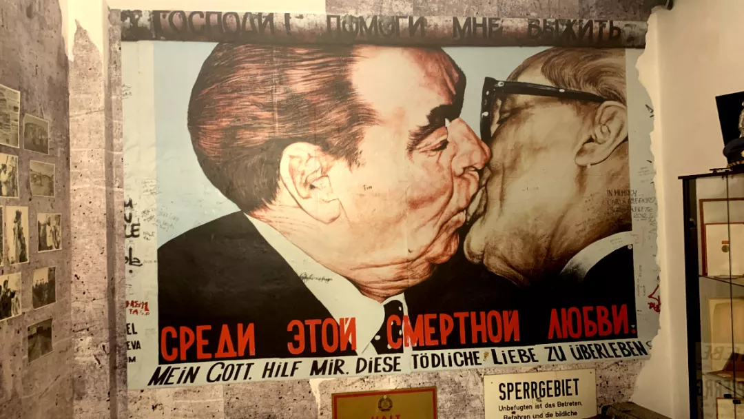 "Mein Gott hilf mir, diese tödliche Liebe zu überleben": Breschniew küsst Honnegger auf den MundPlakat im Nostalgiemuseum Leipzig